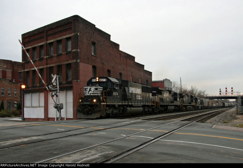 NS 6574 leads train 350 onto the "H" line